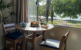 Apartamento com vista pro mar no Centro de Ubatuba - 1 vaga de garagem carro pequeno e médio porte, 2 quartos e cozinha completa